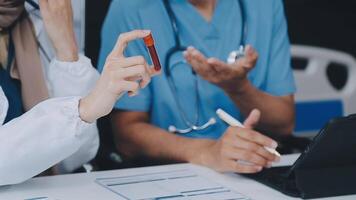 medico, incontro e il computer portatile per squadra nel ufficio nel discussione, di brainstorming e pianificazione. medico, infermiera e computer su scrivania mostrare diversità nel collaborazione, lavoro di squadra o laboratorio per dati analitica video