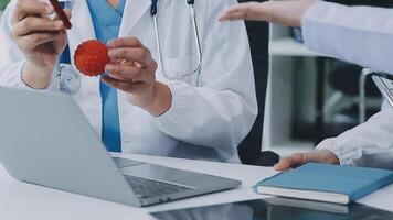 medizinisch, Treffen und Laptop zum Mannschaft im Büro im Diskussion, Brainstorming und Planung. Arzt, Krankenschwester und Computer auf Schreibtisch Show Vielfalt im Zusammenarbeit, Zusammenarbeit oder Werkstatt zum Daten Analytik video