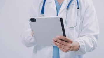 dokter gebruik makend van digitaal tablet vind informatie geduldig medisch geschiedenis Bij de ziekenhuis. medisch technologie concept. video