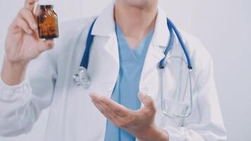 medicina e Salute cura concetto, professoressa medico presentazione rapporto e raccomandare un' metodo con paziente trattamento, dopo risultati di il problema di il paziente. video