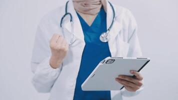 Arzt mit Digital Tablette finden Information geduldig medizinisch Geschichte beim das Krankenhaus. medizinisch Technologie Konzept. video