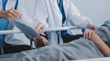 dokter uitleggen verslag doen van naar geduldig in de ziekenhuis video