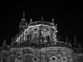 el ciudad de Dresde a noche foto