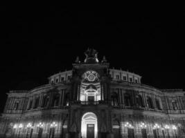 el ciudad de Dresde a noche foto