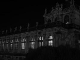 el ciudad de Dresde a noche foto