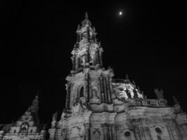 el ciudad de Dresde a noche foto