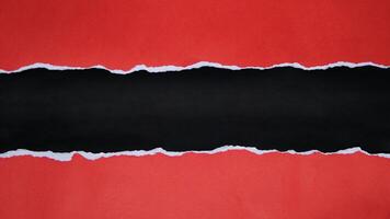 Rasgado rojo papel sábana aislado en negro antecedentes foto