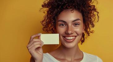 ai generado mujer participación blanco negocio tarjeta en frente de su cara foto