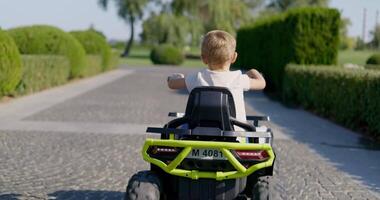 jong jongen rijden speelgoed- auto in park video