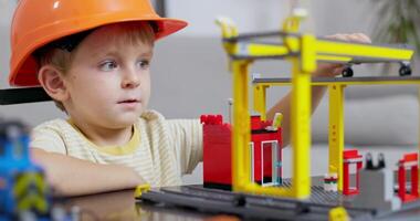 joven chico jugando construcción trabajador con juguetes video