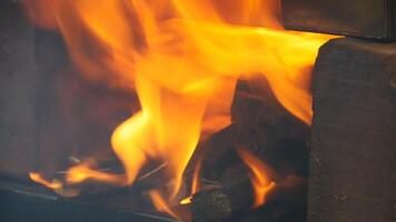 flamme dans le cheminée insérer, langues de flamme éclater dehors, dans le environs video