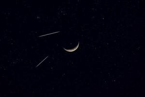 creciente Luna en el oscuro noche. foto