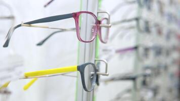 vitrine avec des lunettes avec transparent lentilles. optique, optique magasin video