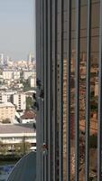 alpinistas limpieza ventanas de vaso moderno rascacielos video