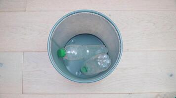 een leeg uitschot kan bevat vijf plastic flessen en een groen glas fles van bier. gemengd afval. vuilnis sorteren. recycling video