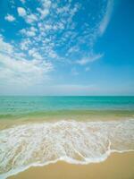 horizonte paisaje verano vertical frente ver punto hermosa tropical mar playa blanco arena limpiar y azul cielo antecedentes calma naturaleza Oceano hermosa ola agua viaje a sai kaew playa Tailandia foto