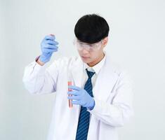 retrato asiático hombre estudiante científico médico vestido uno persona sti en laboratorio mirando mano participación prueba tubo químico. causado por mezcla reactivos en científico investigación laboratorios y microscopio en mesa foto