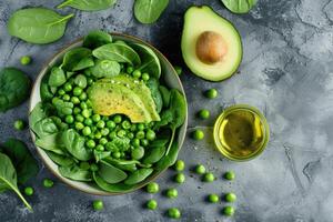 ai generado verde vegetal ensalada con espinaca, palta, verde chícharos y aceituna petróleo en bol. foto