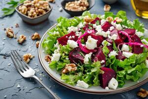 ai generado sano ensalada con remolacha, verde mezcla lechuga, nueces, queso feta queso foto