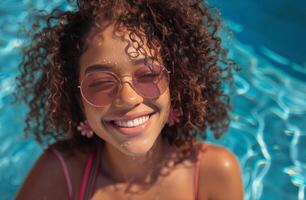 ai generado mujer en bikini y Gafas de sol sonriente foto