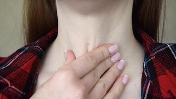 cicatriz después cirugía en mujer cuello video