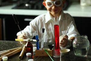 joven grave científico químico haciendo científico experimentos niños en vástago foto