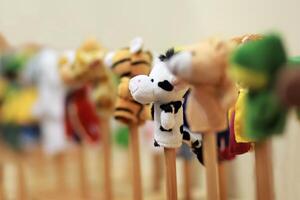 juguete marionetas en de madera palos para preescolar guardería teatro, en pie en un fila. marioneta teatro Arte. foto