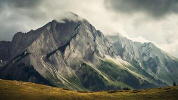 ai generado majestuoso montaña cresta debajo dramático cielo foto