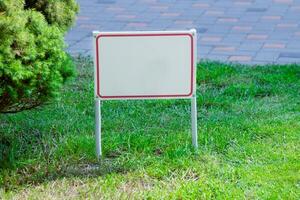 puntero firmar en el césped con verde césped. bandera diseño con sitio para el texto perro caminando es prohibido, hacer no caminar en el césped, eso es peligroso para venta. información tablero disposición. Bosquejo foto