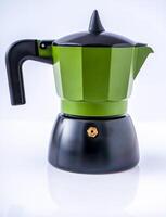 géiser café fabricante en blanco antecedentes. italiano moka maceta. foto