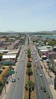 antenne visie van weg verkeer in phuket eiland in Thailand video