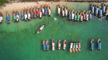 oben Aussicht von traditionell hölzern thailändisch Boote auf Phi Phi Insel, Thailand video