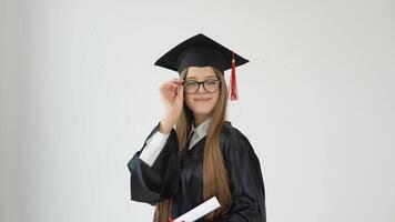 feliz fêmea aluna com diploma em branco fundo. mestre do sagrado teologia video