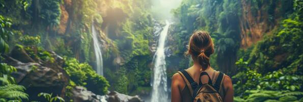 ai generado un joven mujer con un mochila en pie en frente de un poderoso cascada, experimentando el fuerza de naturaleza. foto