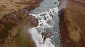 cascada Gullfoss zumbido volador lejos video