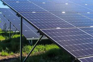 generando limpiar energía con solar módulos en un grande parque en norte foto