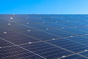 generando limpiar energía con solar módulos en un grande parque en norte foto