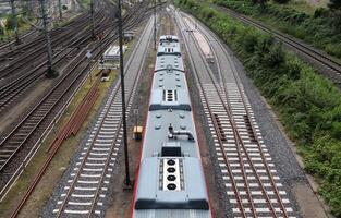 múltiples vías férreas con cruces en una estación ferroviaria en perspectiva y vista de pájaro foto