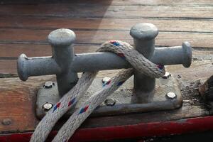 Primer plano detallado de cuerdas y cordajes en el aparejo de un antiguo velero vintage de madera foto