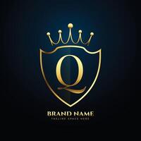 letra q corona tiara logo concepto dorado diseño vector