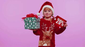 criança pequena menina dentro Natal chapéu mostrando presente caixa e 20 por cento desconto inscrições bandeira texto Nota video