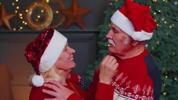 contento mayor antiguo familia Pareja abuela abuela abrazando y besos en Navidad hogar habitación video