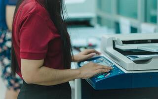 mujer de negocios es utilizando un impresora o fotocopiadora en oficina negocios, empleados confiar en avanzado fotocopiadora y impresora tecnología como esencial oficina equipo foto