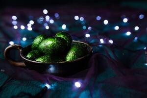 un plato de brillante verde huevos entre el guirnaldas foto