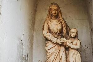 antiguo borde del camino santuario con un mujer y niño leyendo un libro Derecha foto