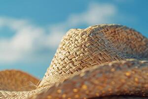 ai generado un esmeradamente hecho a mano Paja sombrero pacíficamente se sienta en parte superior de un playa, tomando el sol en el calentar luz de sol y con vista a el tranquilo ondas. foto