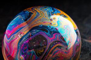 ai generado un vistoso mármol pelota esmeradamente encaramado en un pulcro negro superficie, creando un sorprendentes contraste de matices y texturas foto