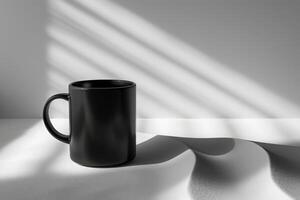 ai generado un negro café taza descansa graciosamente en un mesa, encarnando sencillez y sofisticación. foto