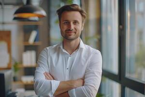 ai generado sonriente confidente joven empresario mirando a cámara en pie en oficina foto