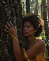 ai generado pensativo mujer abrazando grande árbol maletero en el bosque, conexión con naturaleza foto